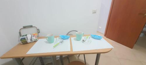 una mesa con fregadero y dos tazas. en Domus Rosaliae - Casa Vacanze en Palermo