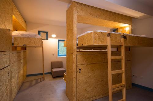 a room with two bunk beds and a chair at Des Arts in Amarante