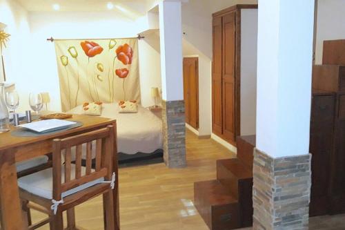 une chambre avec un lit, un bureau et une table dans l'établissement Tiloft, à Antibes