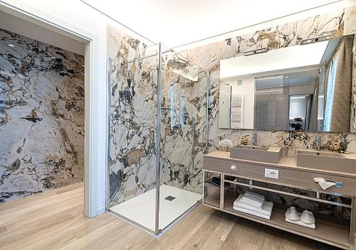 ベッラーリア・イジェア・マリーナにあるHotel Saviniのバスルーム(洗面台、鏡付)