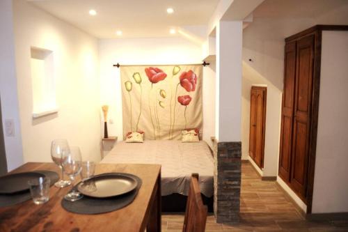 - une chambre avec un lit orné d'une peinture de pommes dans l'établissement Tiloft, à Antibes