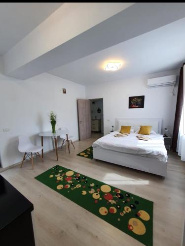 una camera da letto con un letto grande e un tavolo con un tavolo di Studio Camy a Mamaia Nord - Năvodari