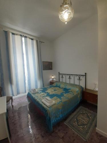 1 dormitorio con 1 cama en una habitación con ventanas en Domus Morfeo, en Santa Maria Capua Vetere