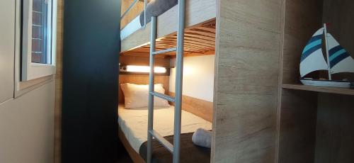 Ce dortoir comprend des lits superposés. dans l'établissement Mobile Homes Istria - Brioni Pula, à Pula