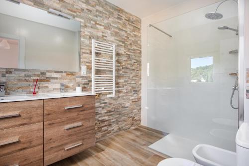 een badkamer met een bakstenen muur bij Casa Luna in Jávea