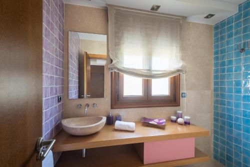 a bathroom with a sink and a mirror at MA Maisons & Apartments Vista Alegre in Paxarinas