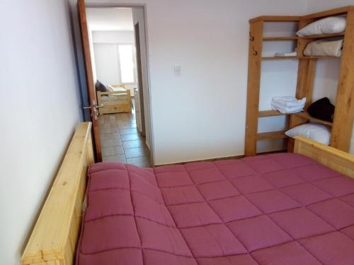 Habitación con 2 literas y alfombra rosa. en departamento con vista a la sierra en Tandil