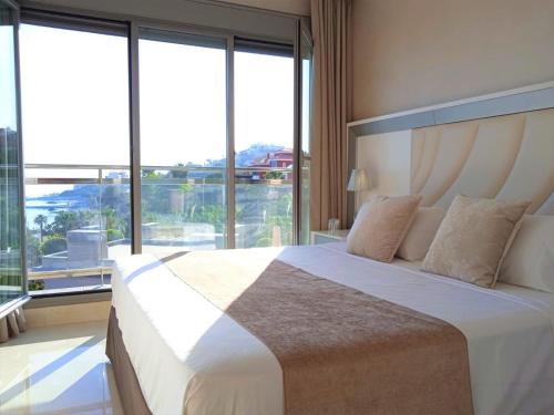 Posteľ alebo postele v izbe v ubytovaní Bay View Luxury Apartment, Amazing Sea View & Pool