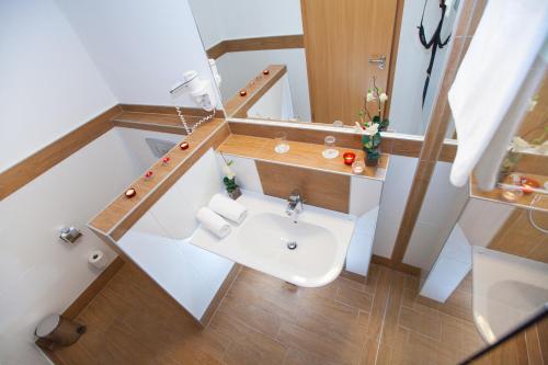 A bathroom at Hotel Corvus Aqua
