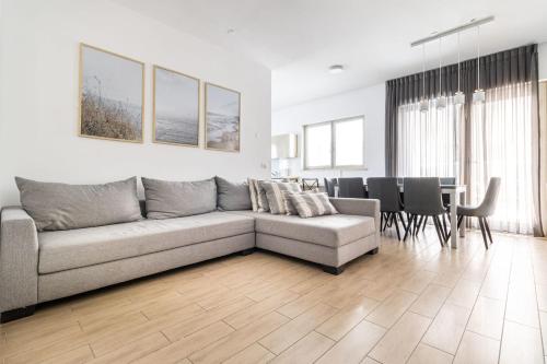 Uma área de estar em JAFFA- Beautiful 3 bedroom apartment best location