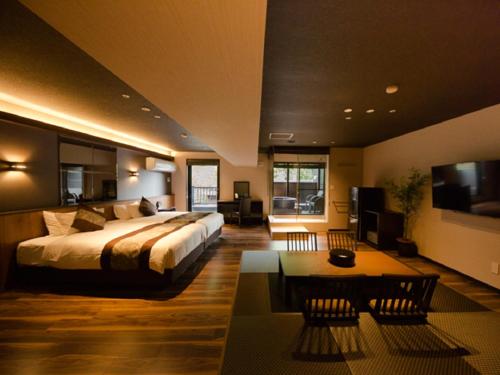 - une grande chambre avec un lit et une table dans l'établissement LiVEMAX RESORT Aki Miyajima, à Miyajima