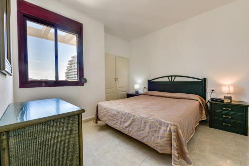 Gulta vai gultas numurā naktsmītnē Apartamentos Zafiro Atico (2-12º-C)