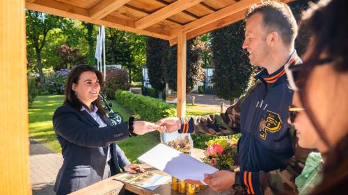 a man and a woman shaking hands at a table at EuroParcs De Achterhoek in Lochem