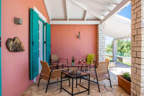 a patio with a table and chairs at Villa Aloni Sinies in Ágios Stéfanos