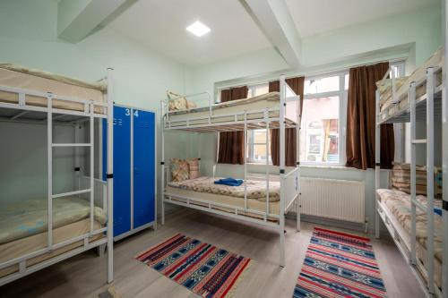 A bed or beds in a room at XALİLA HOSTEL & CAFE LADİES ROOM