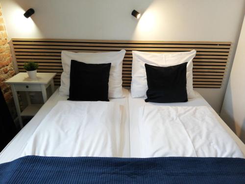 Cama ou camas em um quarto em Rooms by Apartamenty Lubartowska Street