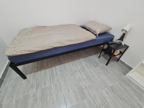 Bett in einem Zimmer mit blauer Matratze in der Unterkunft Budget Apartment LeLo Centar2 in Osijek