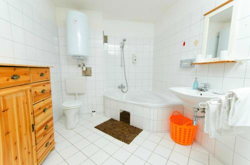 a bathroom with a tub and a toilet and a sink at Zur Steirerstub'n in Graz