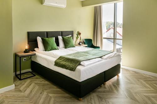A bed or beds in a room at Eco Kamienica Portowa