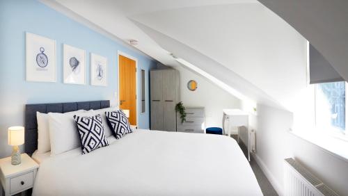 Voodi või voodid majutusasutuse Charming 4-bed Townhouse on South Cliff toas