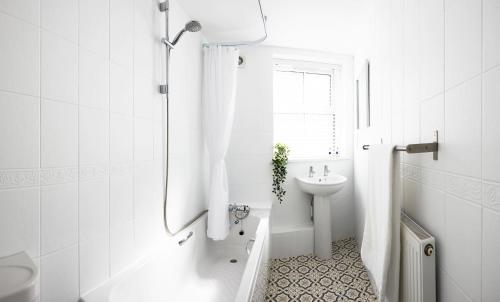 Vannituba majutusasutuses Charming 4-bed Townhouse on South Cliff