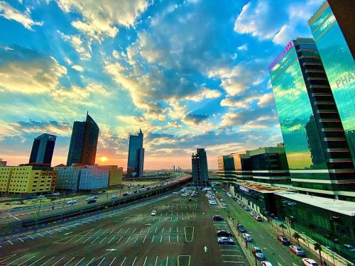 a view of a city with cars on a highway at Mandarin residneces Alkhobar , شقق ماندارين الخبر in Al Khobar