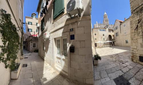duas imagens de um beco com um edifício em Rooms Toni Palace em Split