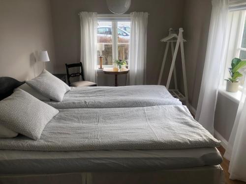 En eller flere senge i et værelse på Ångbåten - New buildt apartment in the center of Gränna