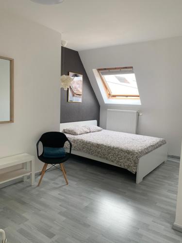- une chambre avec un lit et une chaise dans l'établissement Anna Penthouse, à Gand