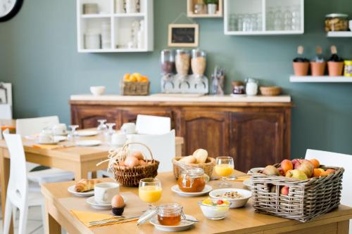 une salle à manger avec une table avec des paniers de nourriture dans l'établissement Domaine de Garabaud, à Mazères