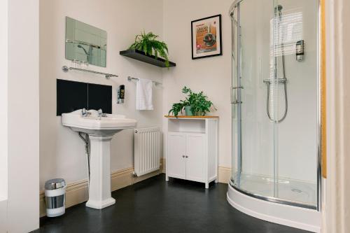 斯卡布羅的住宿－Rowntree Lodge，一间带水槽和淋浴的浴室