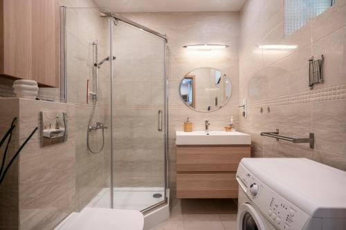 グディニャにある06 Gdynia Centrum - Apartament Mieszkanie dla 4 osのバスルーム(シャワー、トイレ、シンク付)