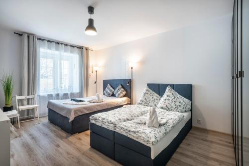 a bedroom with two beds and a window at 06 Gdynia Centrum - Apartament Mieszkanie dla 4 os in Gdynia