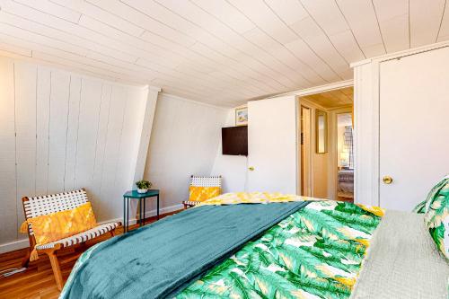 a bedroom with a large bed with a green bedspread at High Tide Hideaway in Dauphin Island