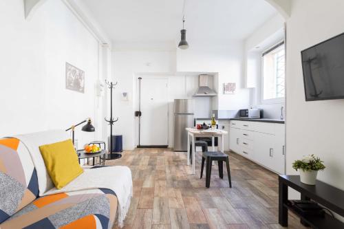 un salon avec un canapé et une cuisine dans l'établissement Du côté du Vieux Port & Mucem - central, à Marseille