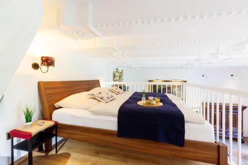 um quarto com uma cama com uma mesa em Ferienwohnung Saalstube - Schloss Adolphsburg em Kirchhundem