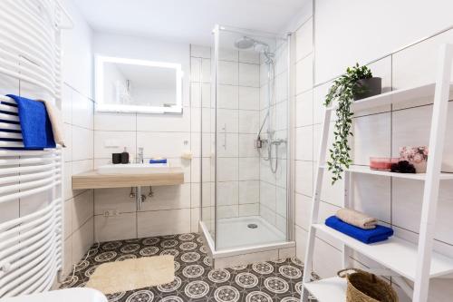 a bathroom with a shower and a sink at Ferienwohnung Saalstube - Schloss Adolphsburg in Kirchhundem