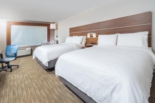 Tempat tidur dalam kamar di Holiday Inn Express - Brevard, an IHG Hotel