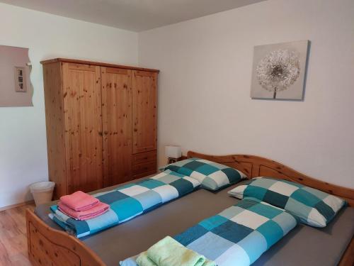 dos camas sentadas una al lado de la otra en una habitación en Apartment Lochner Piesendorf-Walchen, en Piesendorf