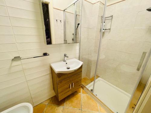 y baño con lavabo, ducha y aseo. en Maison Del Conero - Ombrellone e Lettini in Spiaggia Inclusi, en Numana