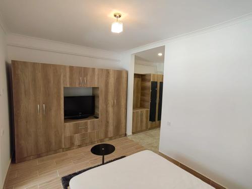 een kamer met een bed en een tv aan de muur bij Militari Studio in Roşu