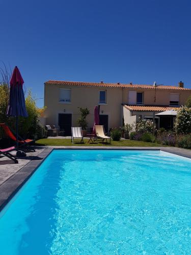 une piscine devant une maison dans l'établissement La villa 13&15, à Saint-Georges-de-Didonne