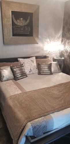 - un lit avec de nombreux oreillers dans l'établissement Elégant T3 avec Spa, à Ajaccio