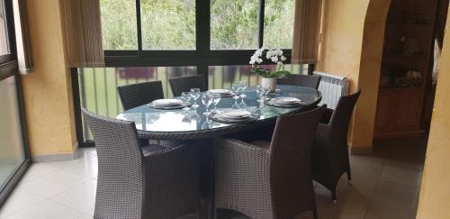 - une table à manger avec des chaises et une table en verre dans l'établissement Elégant T3 avec Spa, à Ajaccio