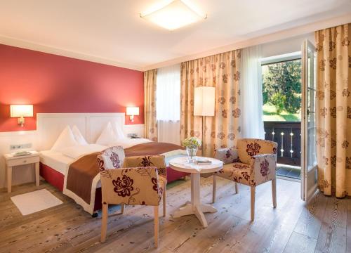 Posteľ alebo postele v izbe v ubytovaní Romantikhotel Die Gersberg Alm