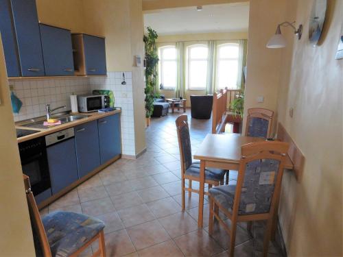 Dapur atau dapur kecil di Seelotsenstation Sassnitz mit Hafenblick by Unsere Urlaubszeit