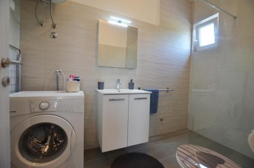W łazience znajduje się pralka i umywalka. w obiekcie Casa Nini w Rovinj