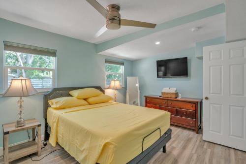 Tempat tidur dalam kamar di Private Cozy Sarasota Home home