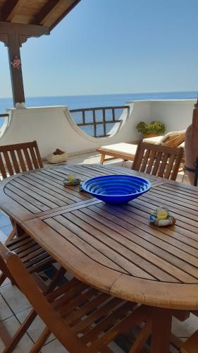 einem Holztisch mit blauer Platte darüber in der Unterkunft Marina in Marittima