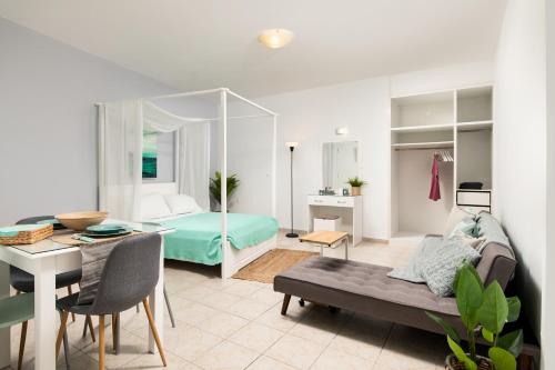 a living room with a bed and a table at ''Meraviglia casa'' Ariadne in Kato Daratso